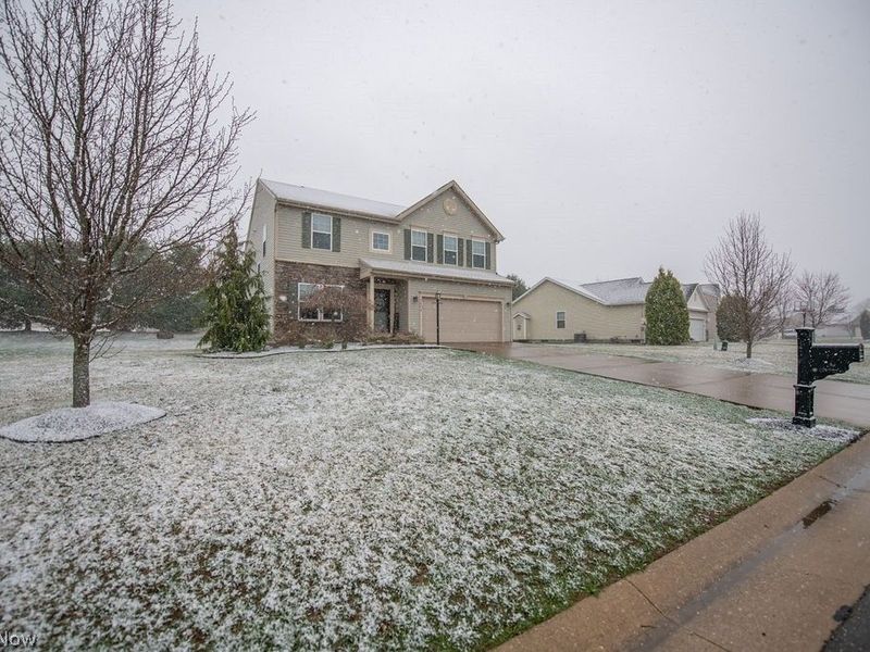 7674 Knollridge Avenue NE, Canton, OH 44721 Photo 2