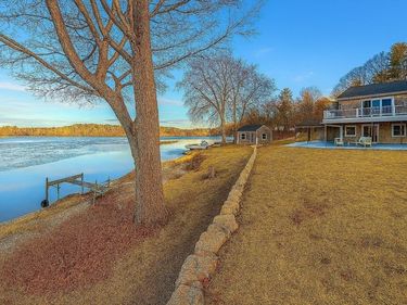 27 Carrier Ln, Sutton, MA 01590