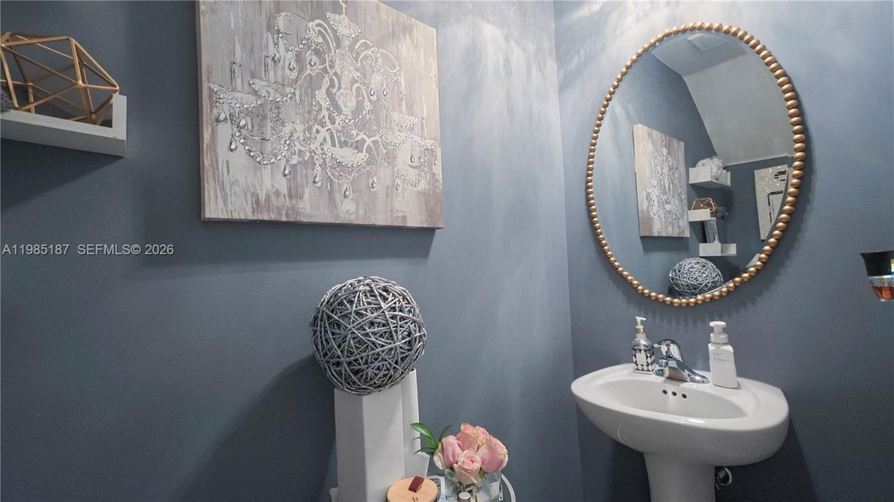 325 NE 208th Ter , Miami, FL 33179 Photo