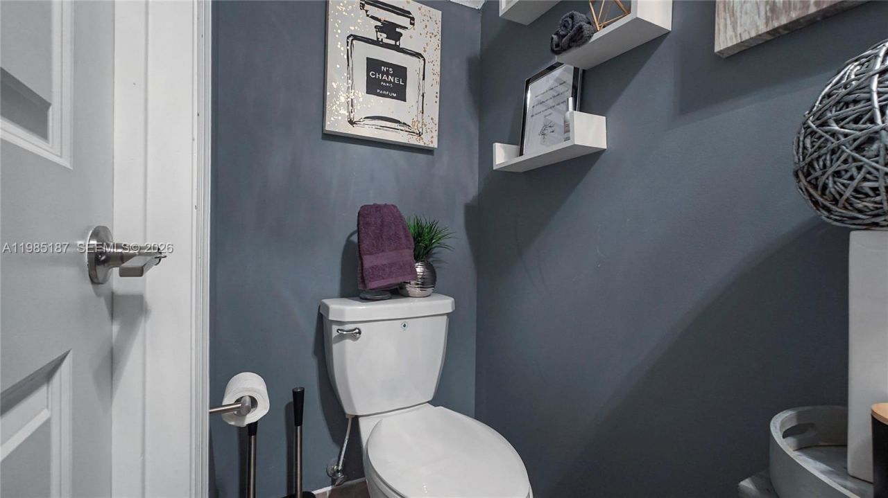 325 NE 208th Ter , Miami, FL 33179 Photo