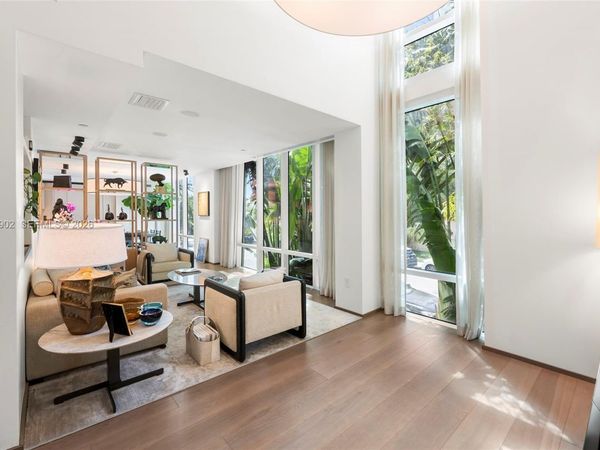 601 NE 27 , Unit TH104, Miami, FL 33137