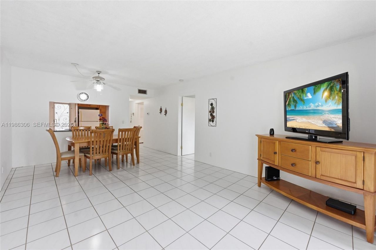 1201 Hillcrest Ct , Unit 209, Hollywood, FL 33021 Photo