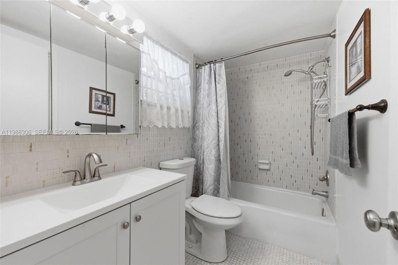 1201 Hillcrest Ct , Unit 209, Hollywood, FL 33021 Photo