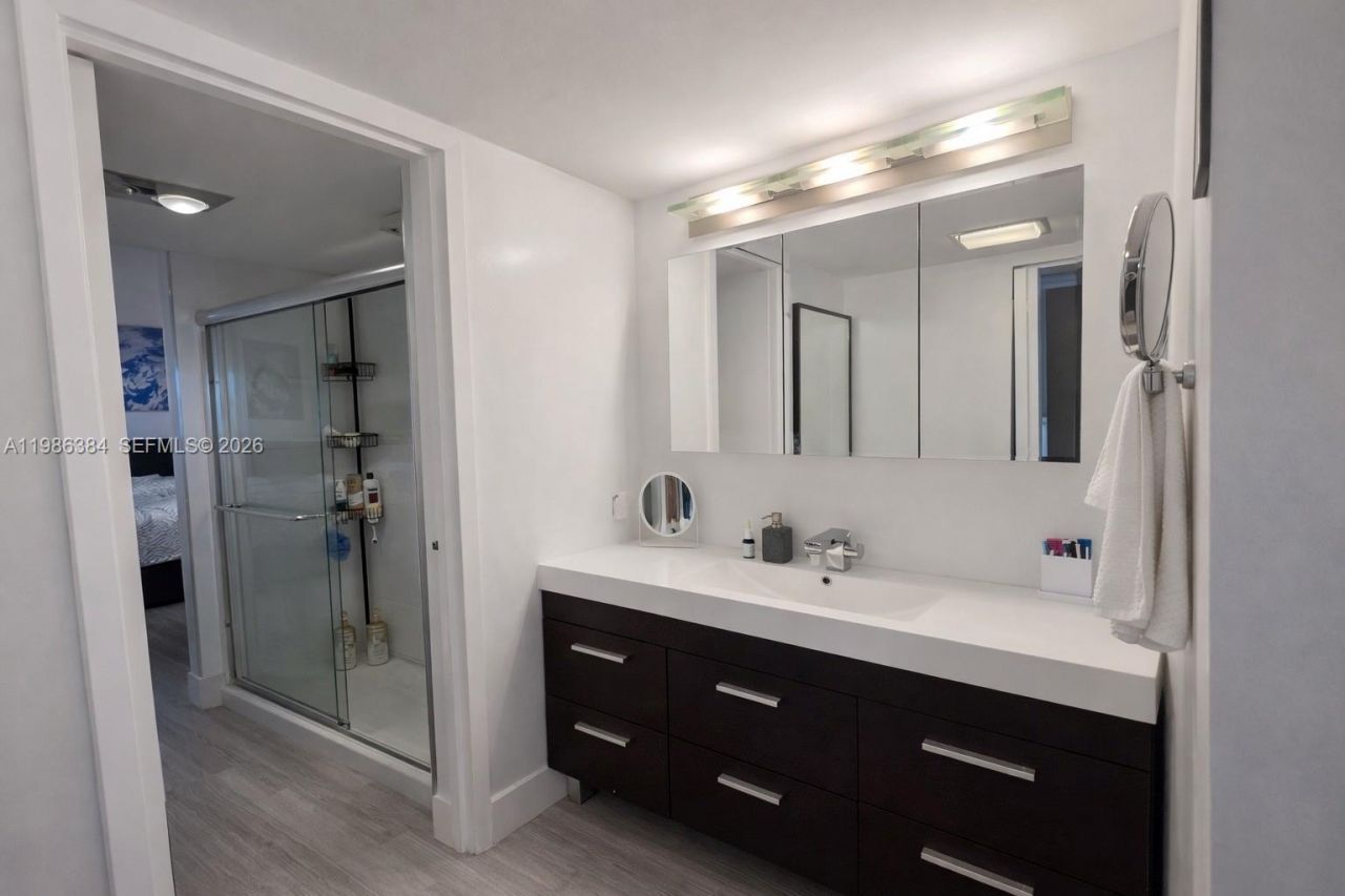 3675 N Country Club Dr, Unit 2305, Aventura, FL 33180 Photo