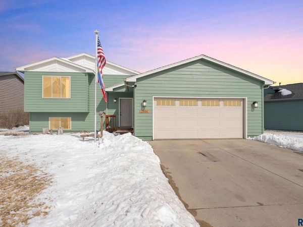 3904 W 93rd St, Sioux Falls, SD 57108