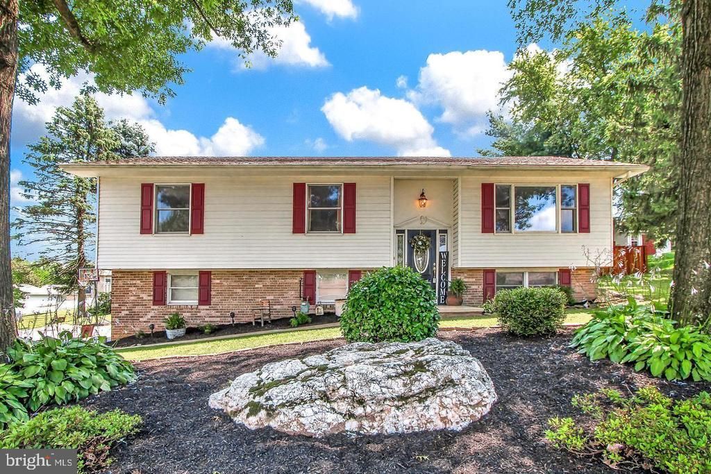 165 APRIL LANE , DALLASTOWN, PA 17313