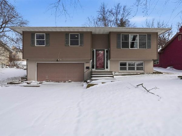 1022 Wylde Green Rd, Iowa City, IA 52246