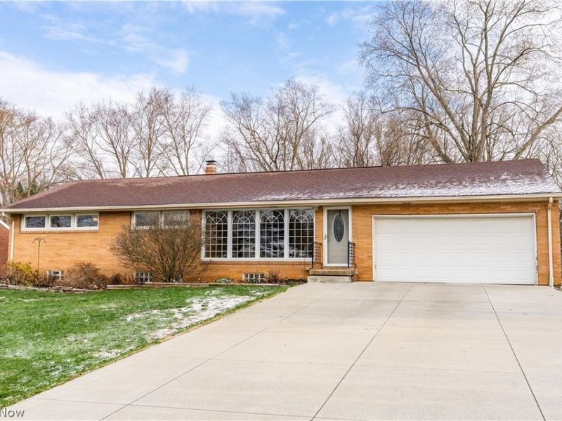 3939 Thunderbird Circle NW, North Canton, OH 44720 Photo 2