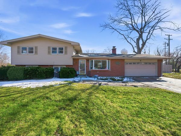 6 E Anchor Drive, Oswego, IL 60543