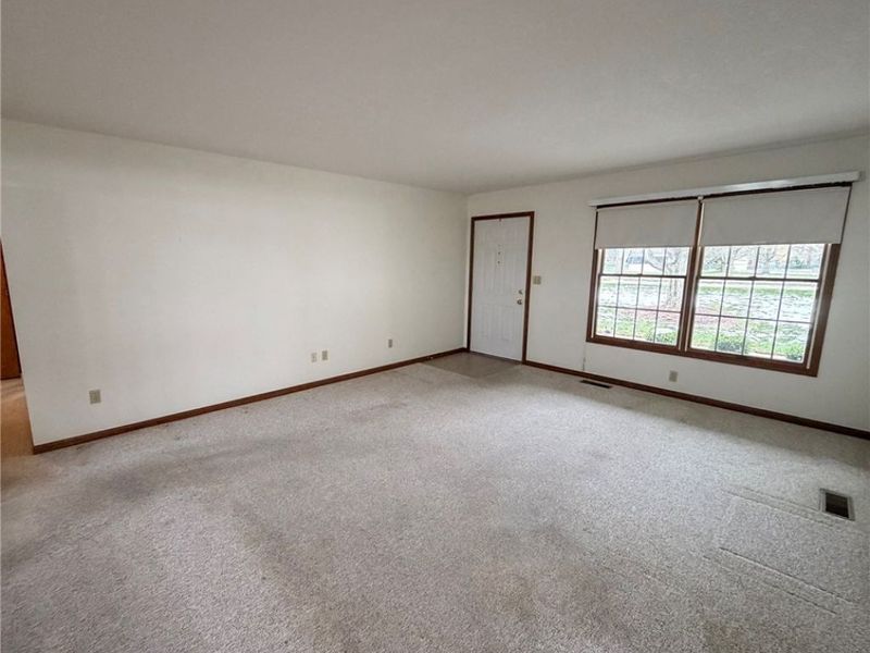 8208 Maramont Drive, Youngstown, OH 44512 Photo 4