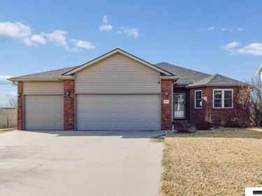 9635 Saint Clement Circle, Lincoln, NE 68526