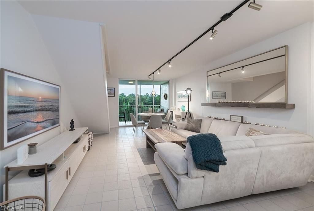 5 Bluebill Ave, Unit 305/405, Naples, FL 34108 Photo