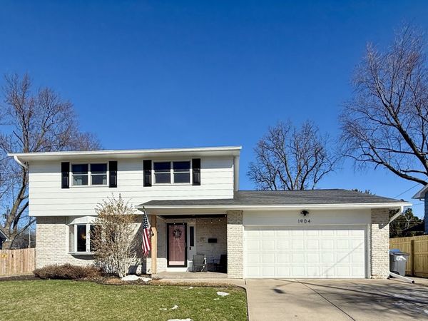 1904 Valley Vista Drive , Bettendorf, IA 52722