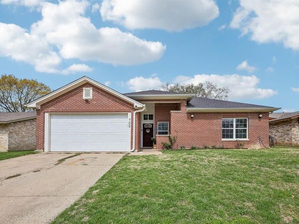 705 Lynnfield Drive, Arlington, TX 76014