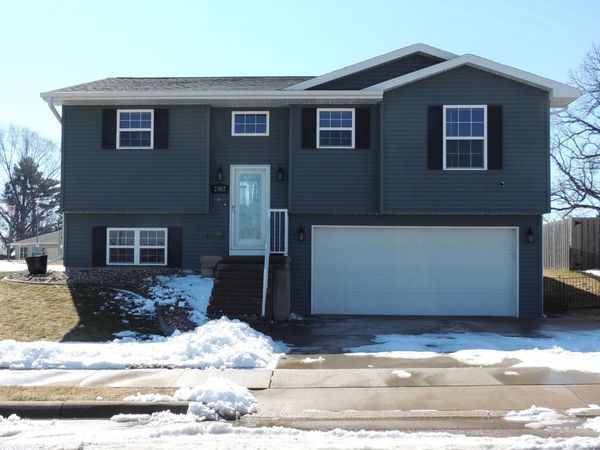 2002 Eagle Valley Drive, Dubuque, IA 52001