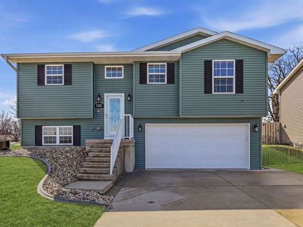 2002 Eagle Valley Drive, Dubuque, IA 52001