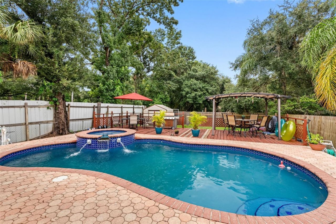 10407 N Woodmere Road , Tampa, FL 33617 Photo