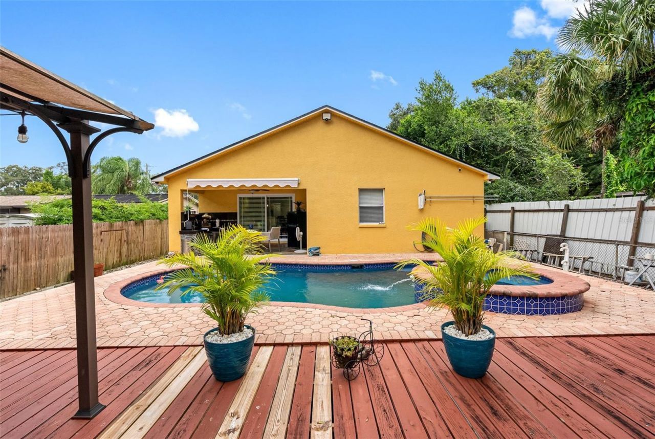 10407 N Woodmere Road , Tampa, FL 33617 Photo