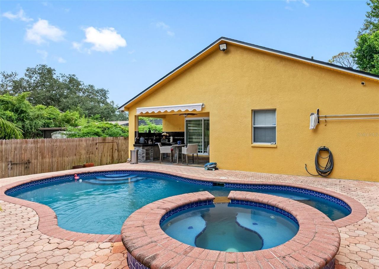 10407 N Woodmere Road , Tampa, FL 33617 Photo