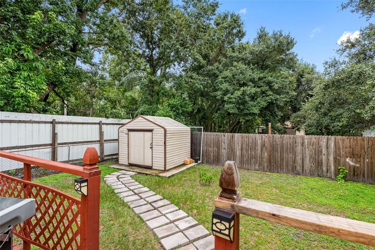 10407 N Woodmere Road , Tampa, FL 33617 Photo