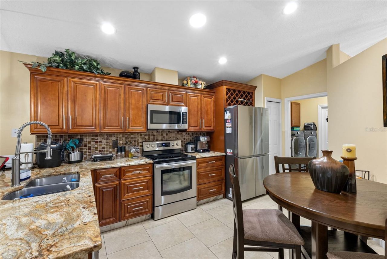 10407 N Woodmere Road , Tampa, FL 33617 Photo