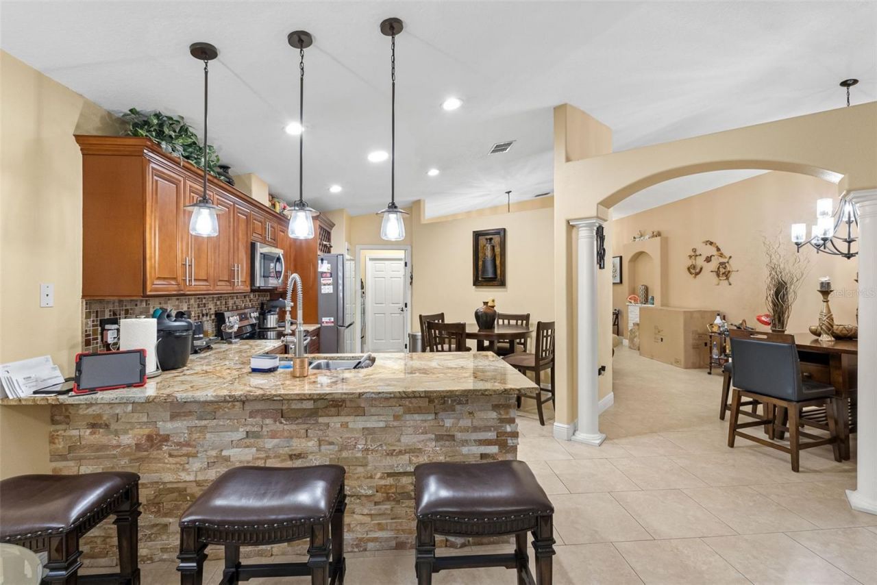 10407 N Woodmere Road , Tampa, FL 33617 Photo