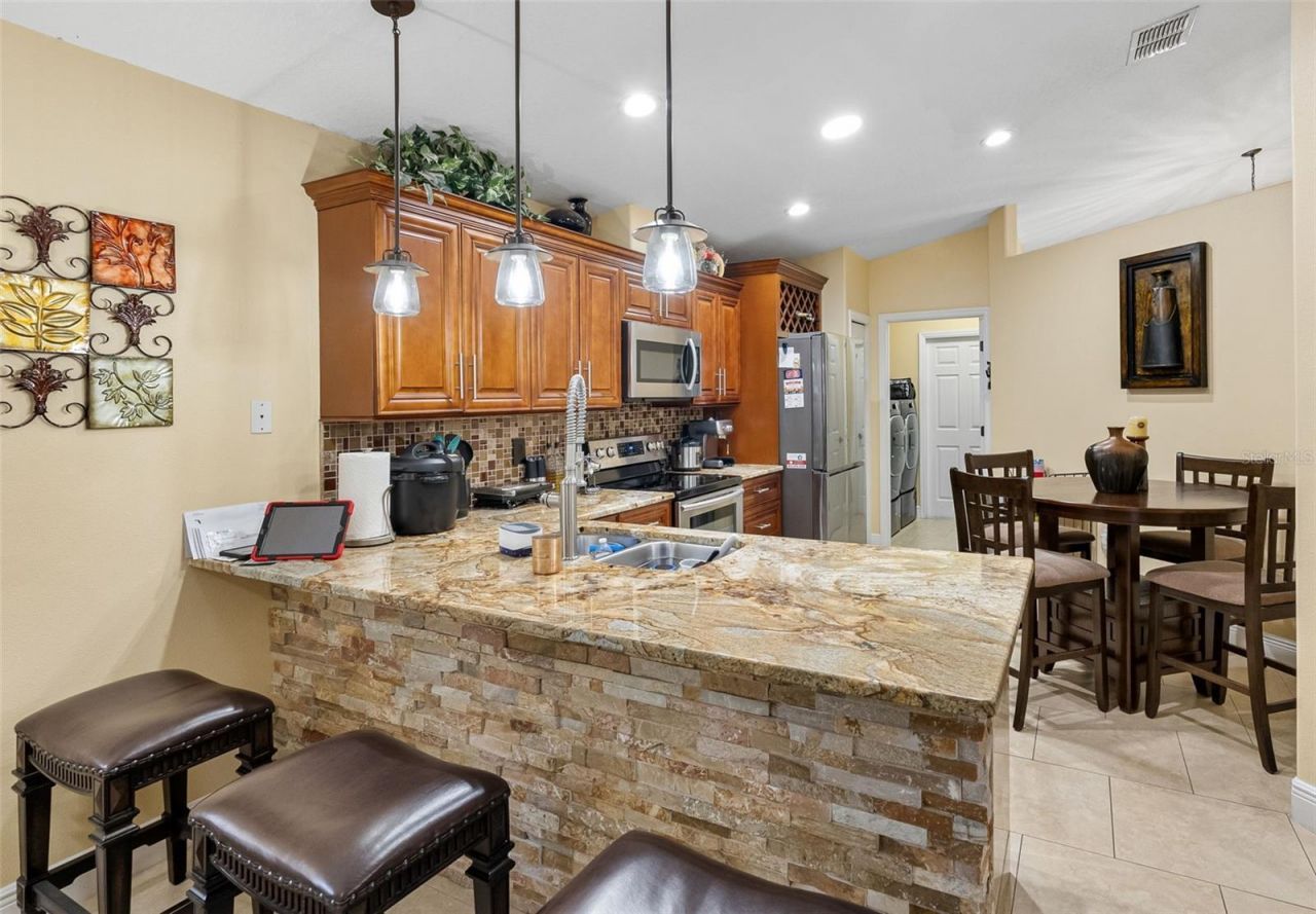 10407 N Woodmere Road , Tampa, FL 33617 Photo