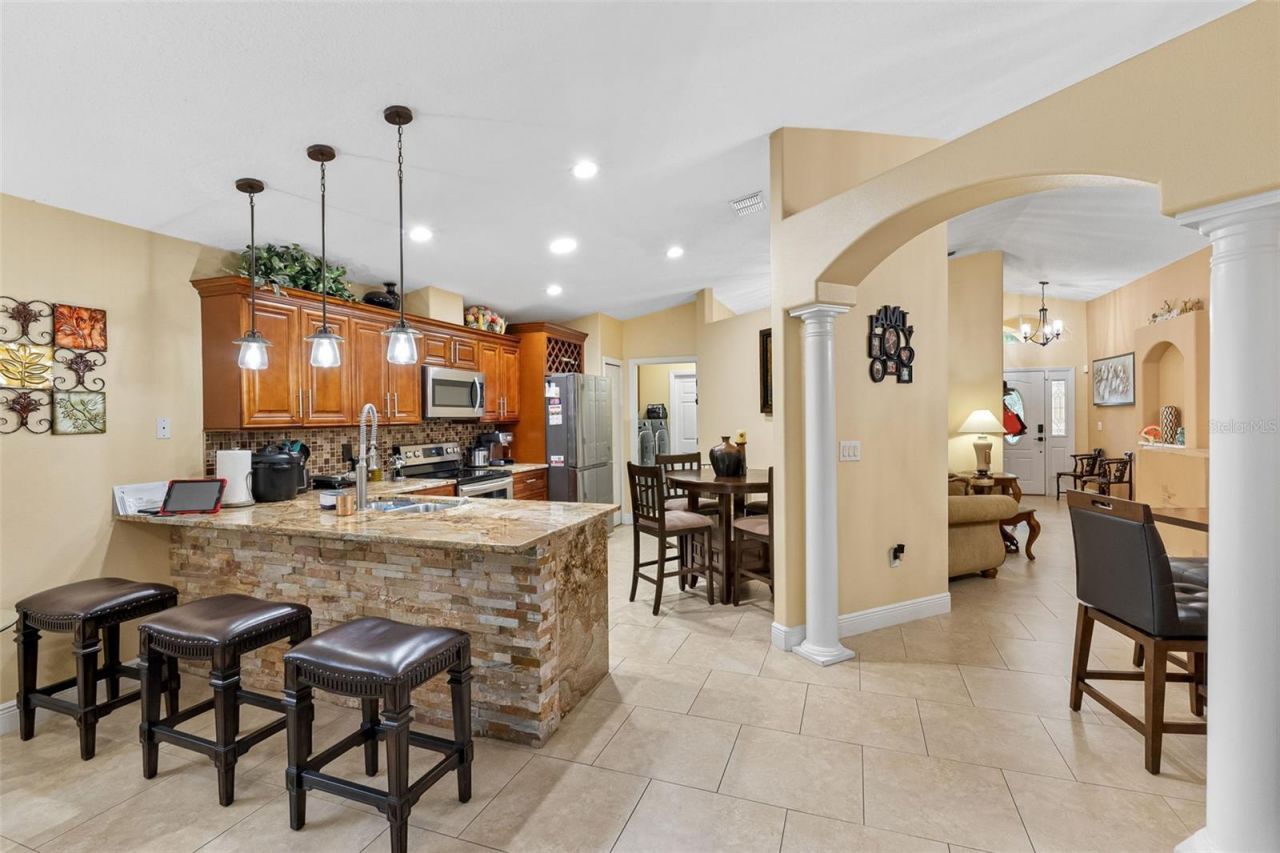 10407 N Woodmere Road , Tampa, FL 33617 Photo