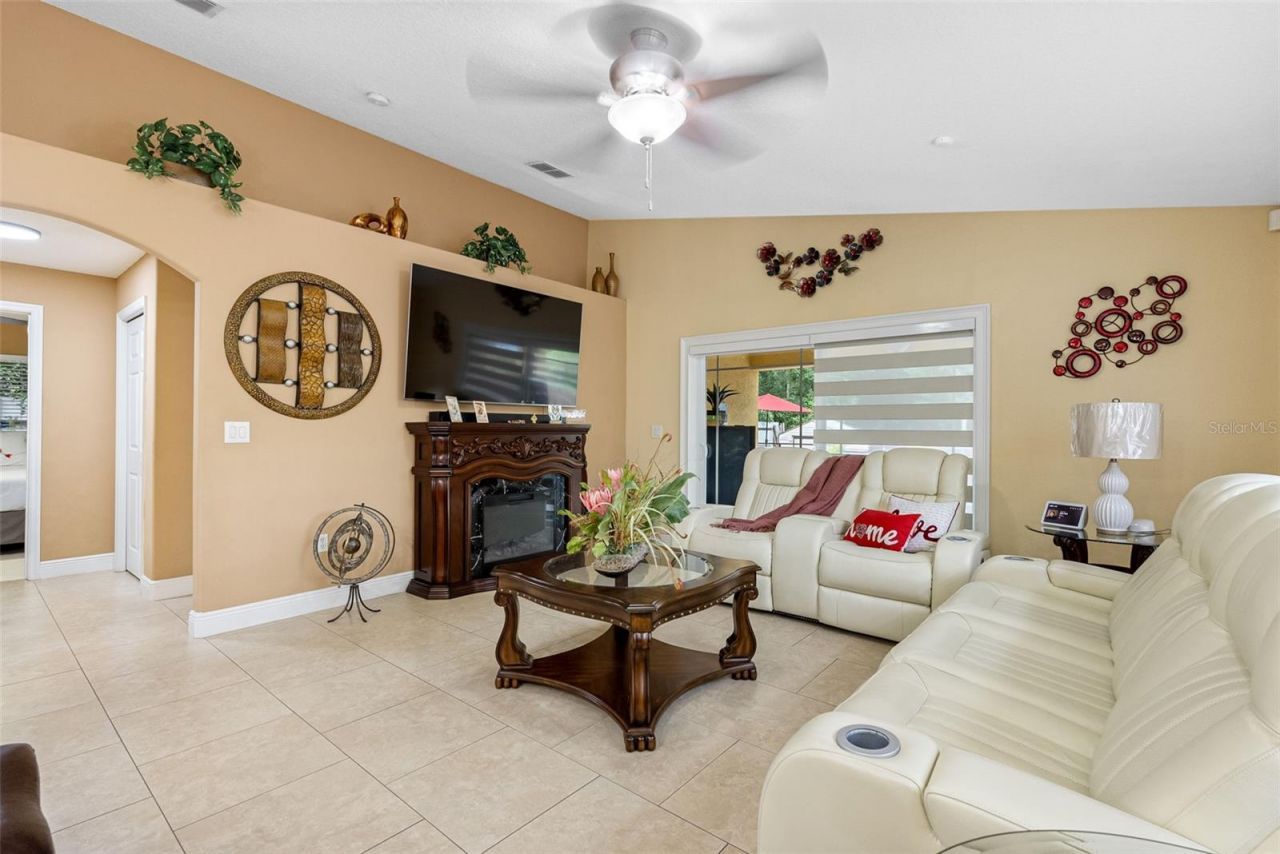 10407 N Woodmere Road , Tampa, FL 33617 Photo