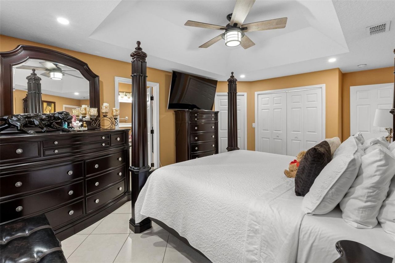 10407 N Woodmere Road , Tampa, FL 33617 Photo