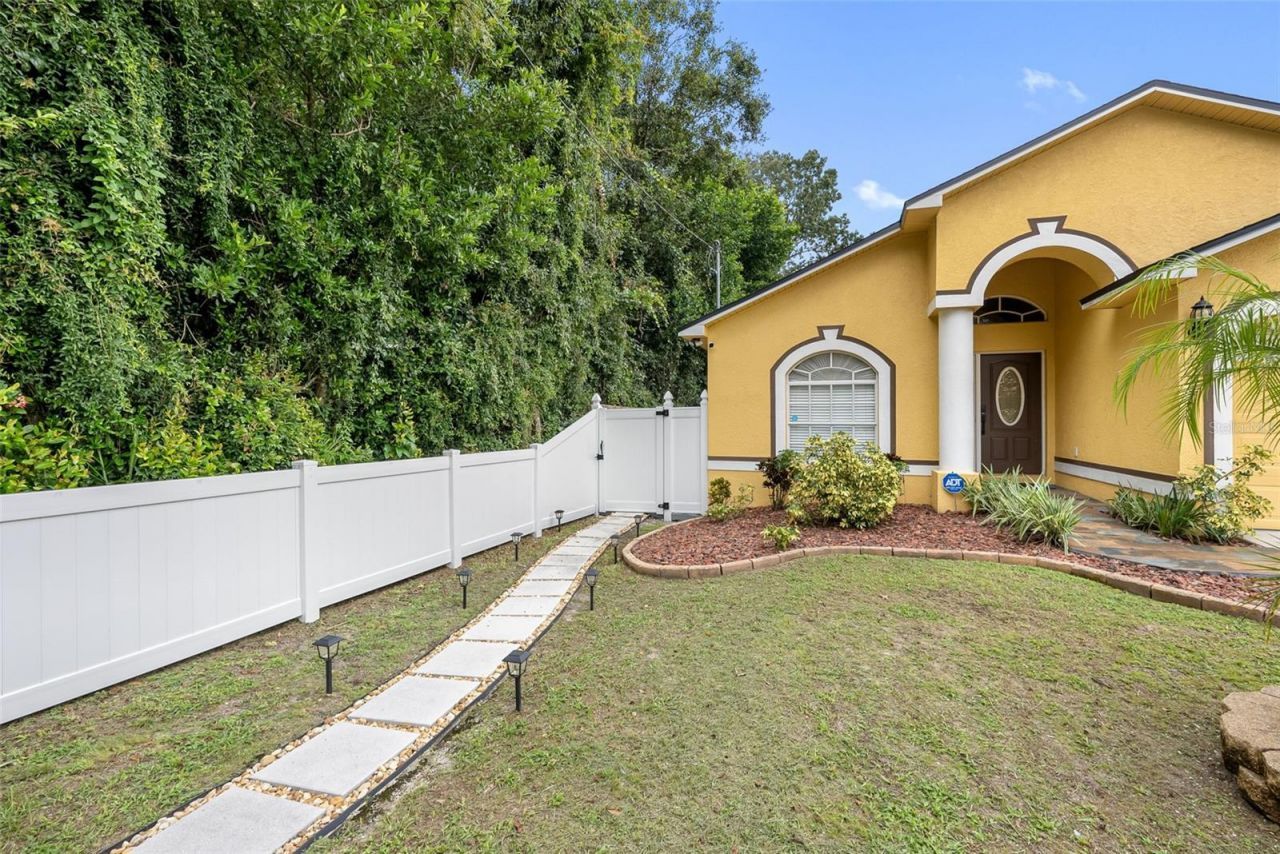 10407 N Woodmere Road , Tampa, FL 33617 Photo