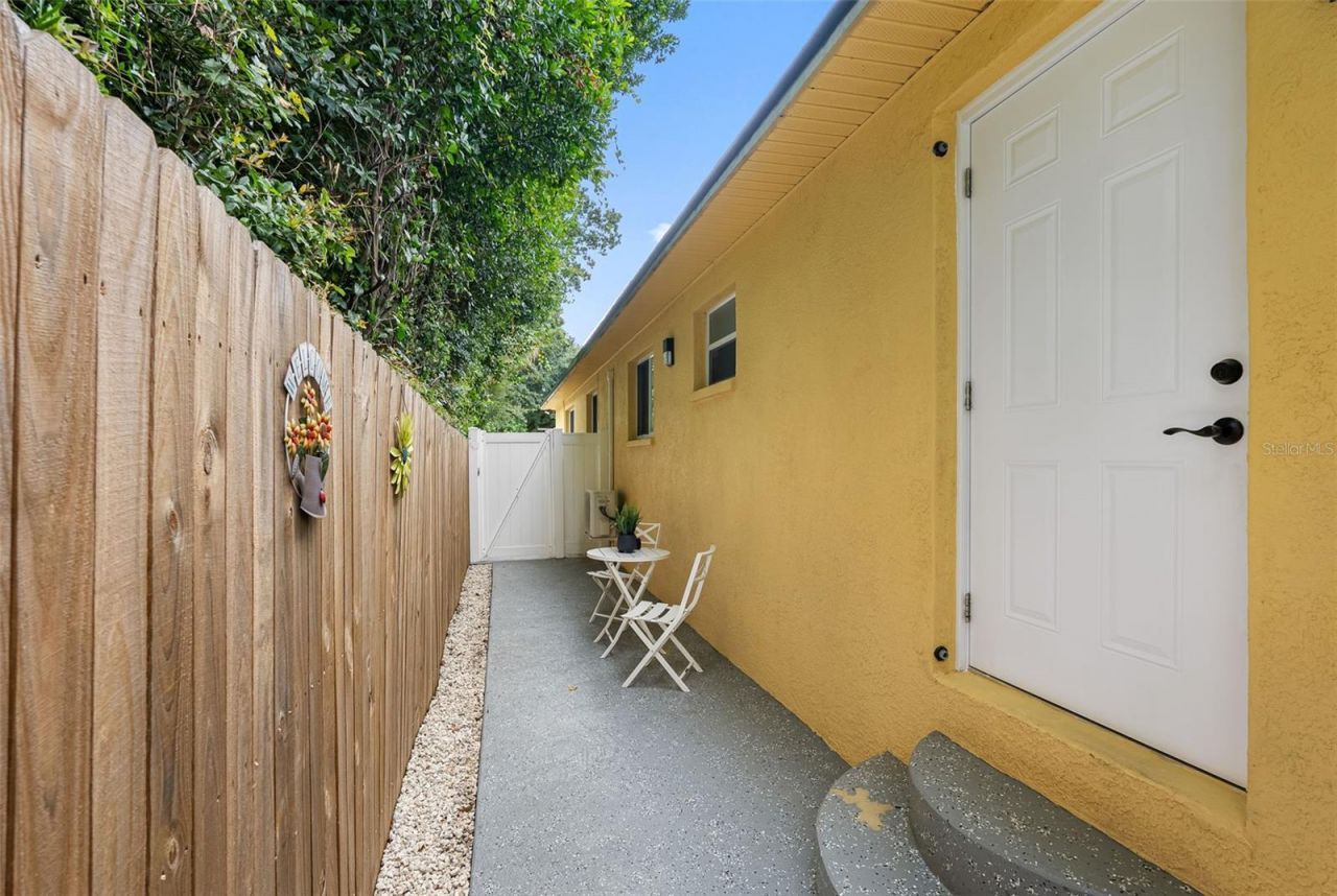 10407 N Woodmere Road , Tampa, FL 33617 Photo