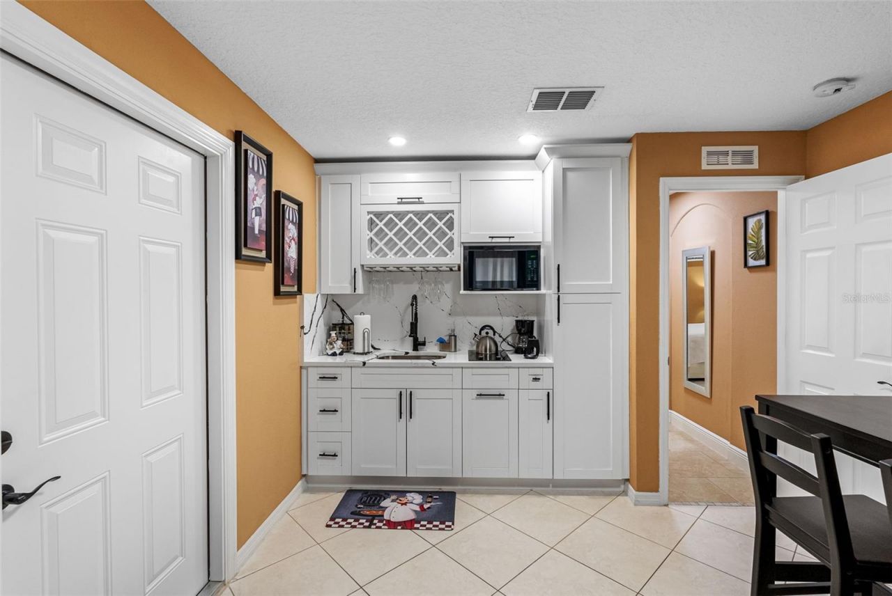 10407 N Woodmere Road , Tampa, FL 33617 Photo