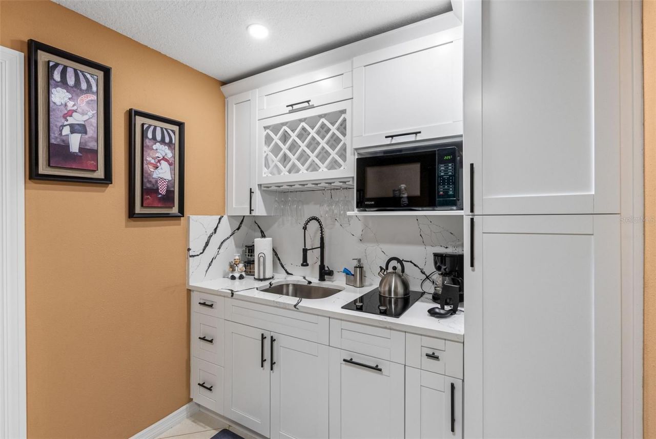 10407 N Woodmere Road , Tampa, FL 33617 Photo