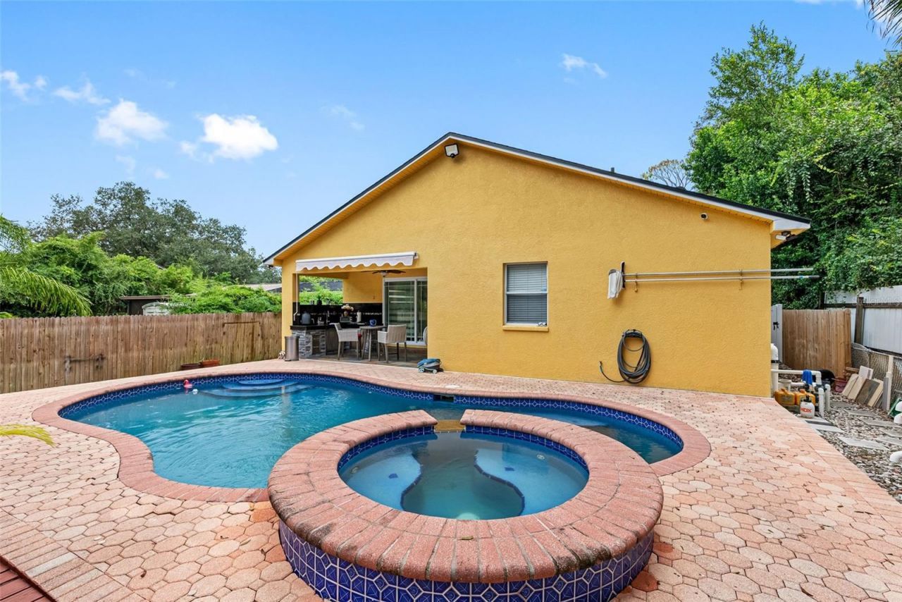 10407 N Woodmere Road , Tampa, FL 33617 Photo