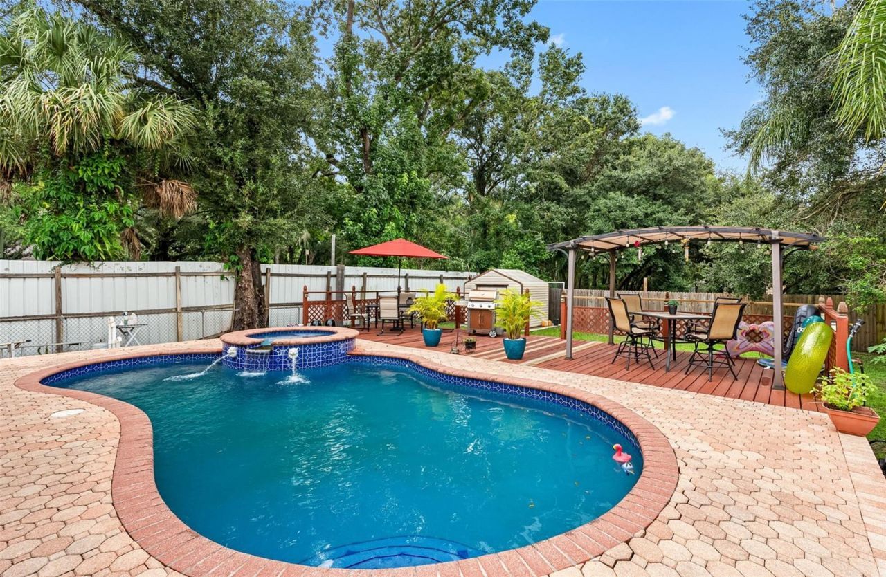 10407 N Woodmere Road , Tampa, FL 33617 Photo