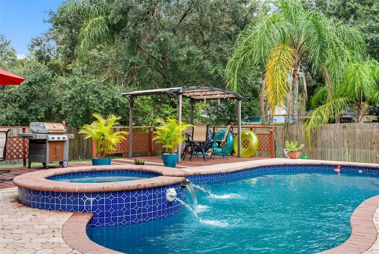 10407 N Woodmere Road , Tampa, FL 33617 Photo