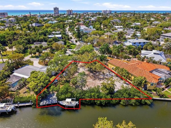 114 ISLAND CIRCLE , SIESTA KEY, FL 34242