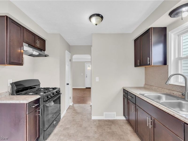 8008 Pelham Drive, Parma, OH 44129 Photo 10