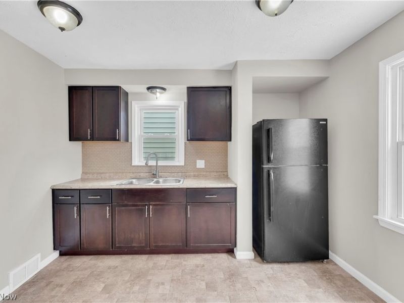 8008 Pelham Drive, Parma, OH 44129 Photo 11