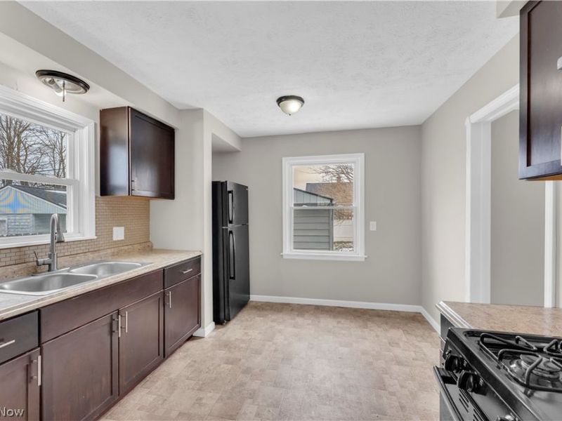 8008 Pelham Drive, Parma, OH 44129 Photo 8