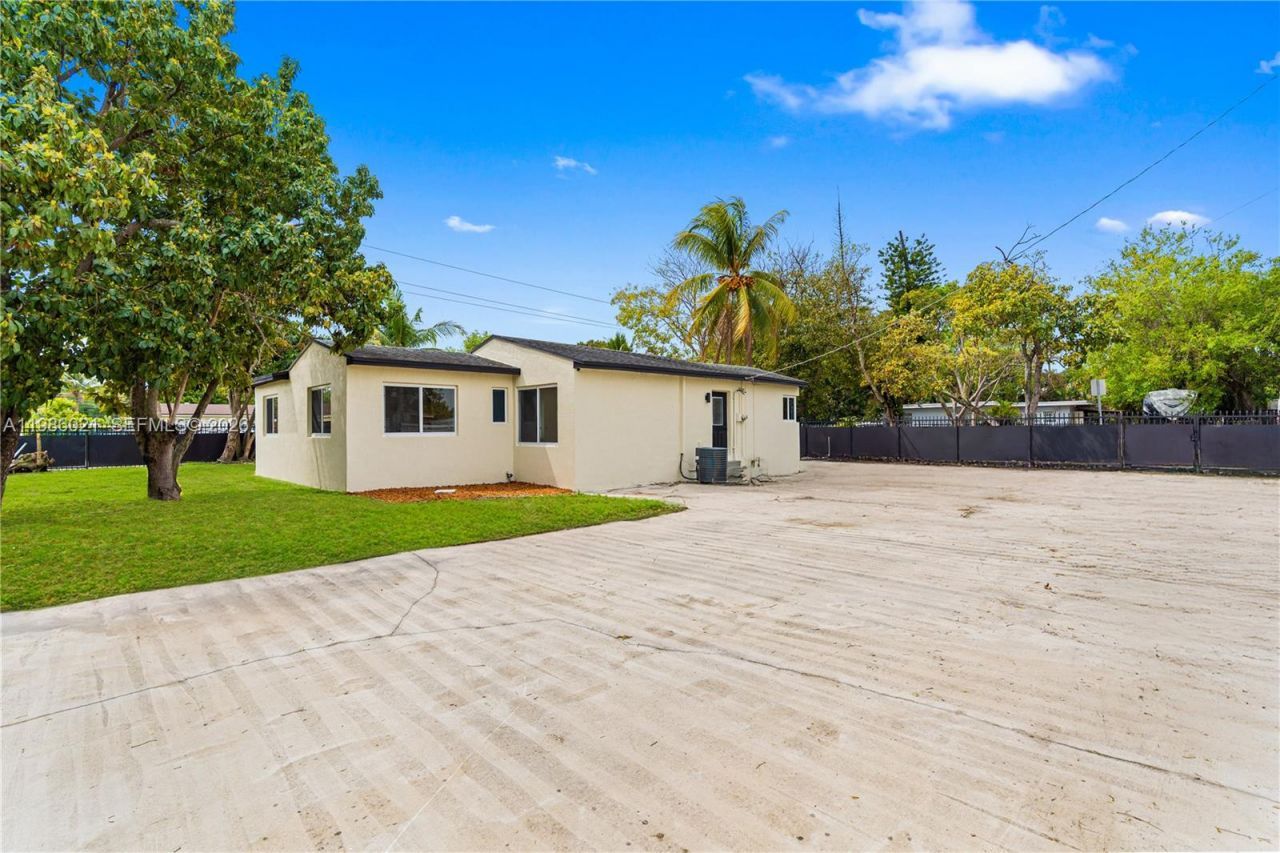 2995 NW 88th St , Miami, FL 33147 Photo