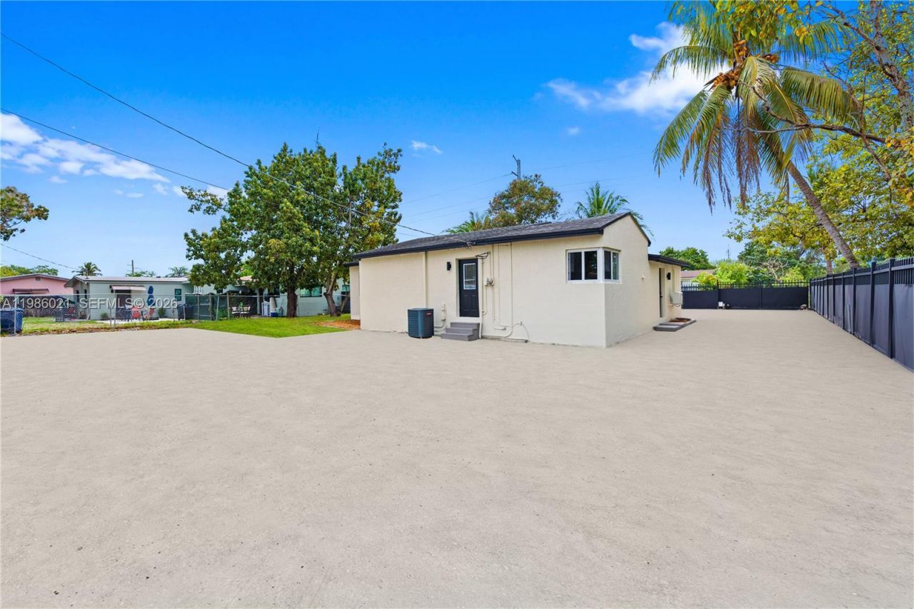 2995 NW 88th St , Miami, FL 33147 Photo