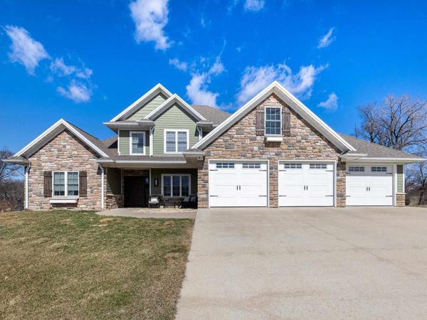 887 Amara Court, Peosta, IA 52068