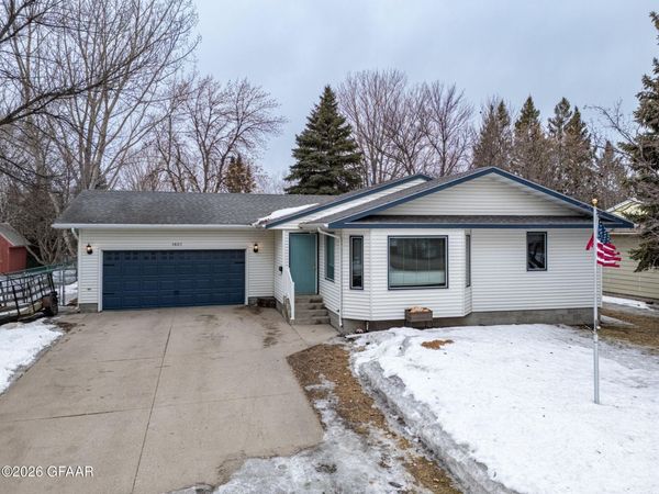 1807 5TH Avenue NW, East Grand Forks, MN 56721