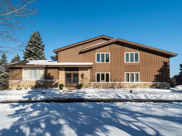 W233S6945 Millbrook Cir W, Vernon, WI 53103