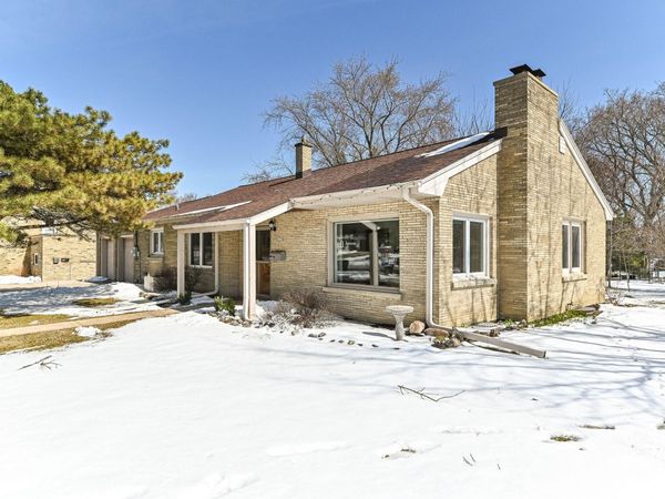 4230 S Packard Ave, Saint Francis, WI 53235