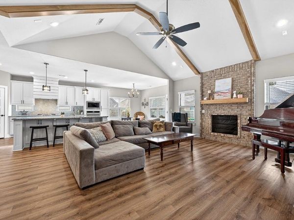 925 Pergola Avenue , Tontitown, AR 72762