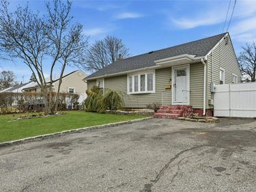 135 Cumberbach Street , Wyandanch, NY 11798