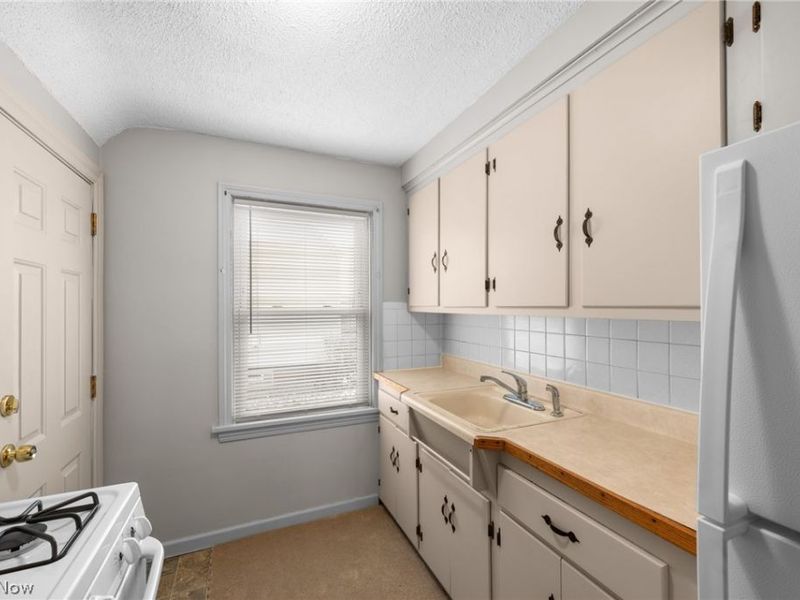 942 E 236th Street, Euclid, OH 44123 Photo 8